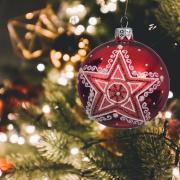 Weihnachtskugel Christbaumkugel Glas rot mit Stern 8cm